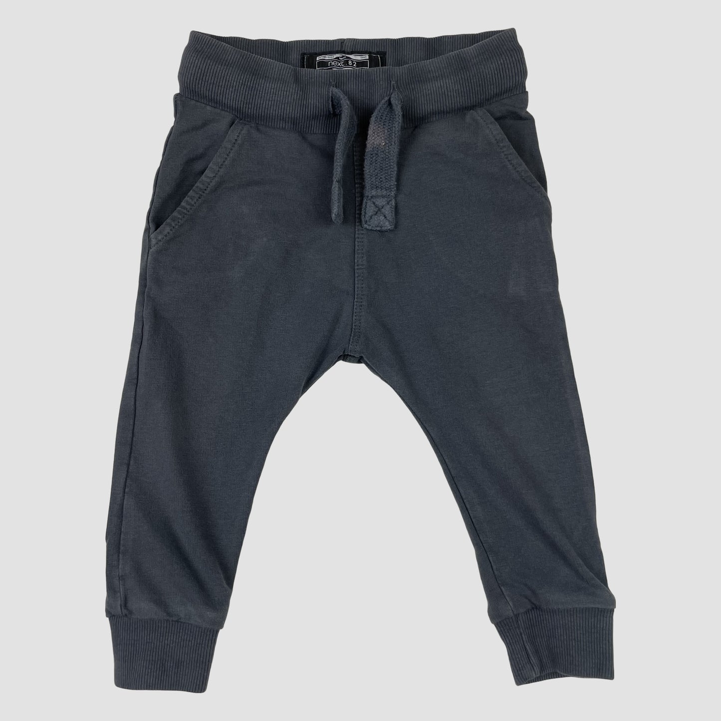 Dunkelgraue Baby-Jogginghose von Next, Größe 9–12 Monate – front