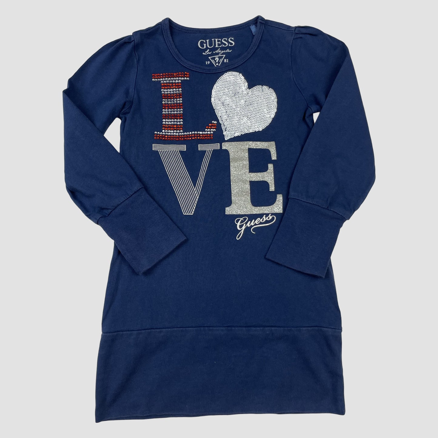 Dunkelblaues Guess Mädchenkleid mit LOVE-Print und silbernem Paillettenherz, langarm, Größe 110 – front