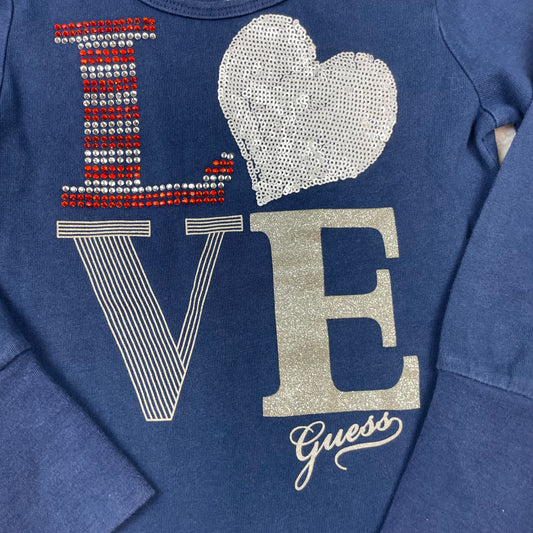Dunkelblaues Guess Mädchenkleid mit LOVE-Print und silbernem Paillettenherz, langarm, Größe 110 – detail