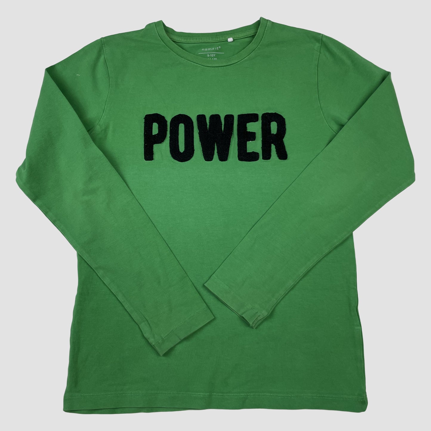 Grünes Langarmshirt mit schwarzem POWER-Schriftzug von name it, Größe 134-140 – front