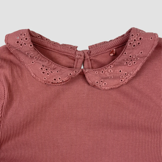 Rosa Ripp-Langarmshirt mit Lochspitzenkragen von George – detail