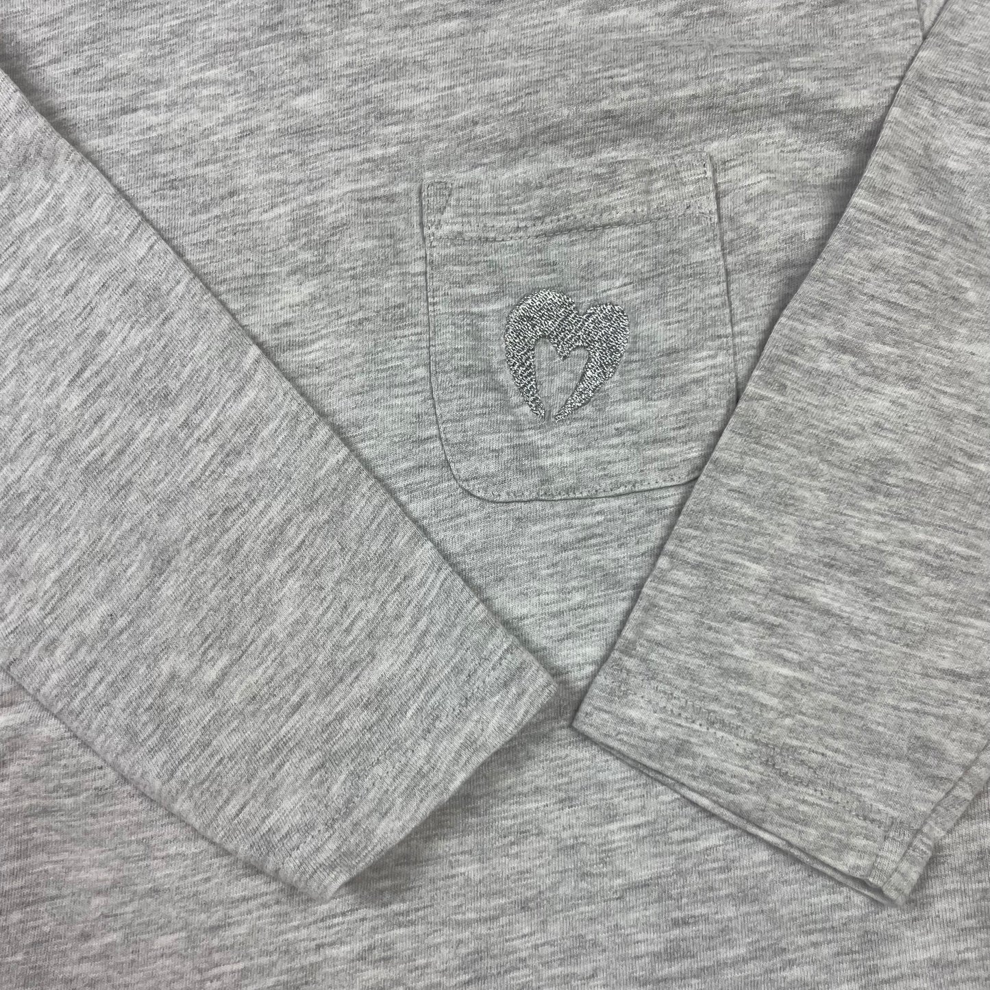 Graues Jersey-Kleid von Nutmeg mit langen Ärmeln, Brusttasche und Rüschen-Saum, Größe 2–3 Jahre – detail