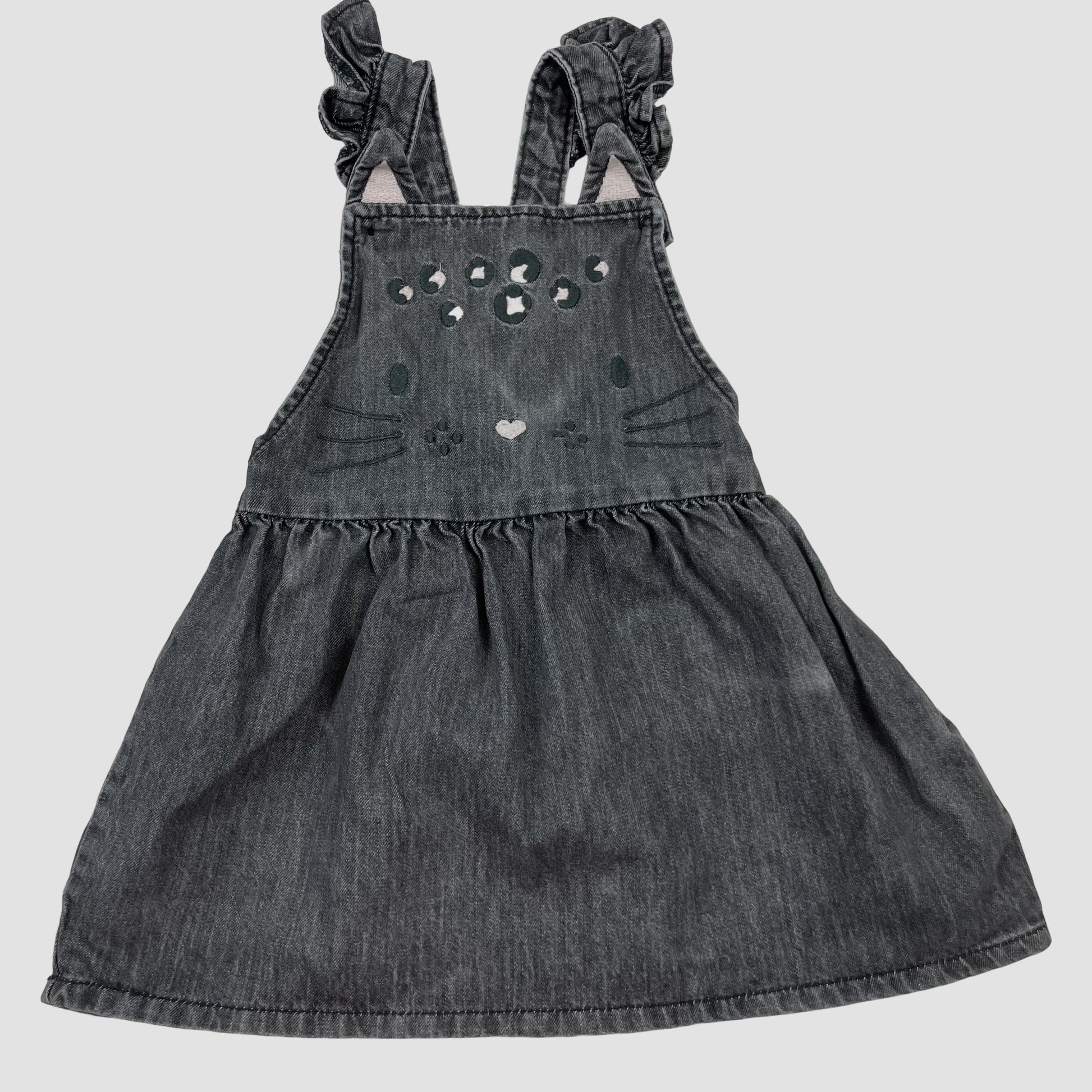 Graues Denim-Latzkleid mit Katzengesicht von F&F, Größe 18–24 Monate – front