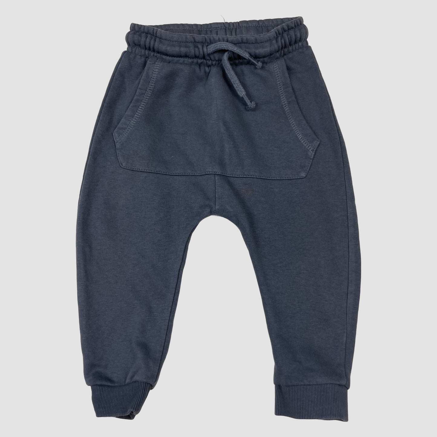 Blaue Sweathose von George mit Kordelzug und Kängurutasche, Größe 1–1,5 Jahre – front