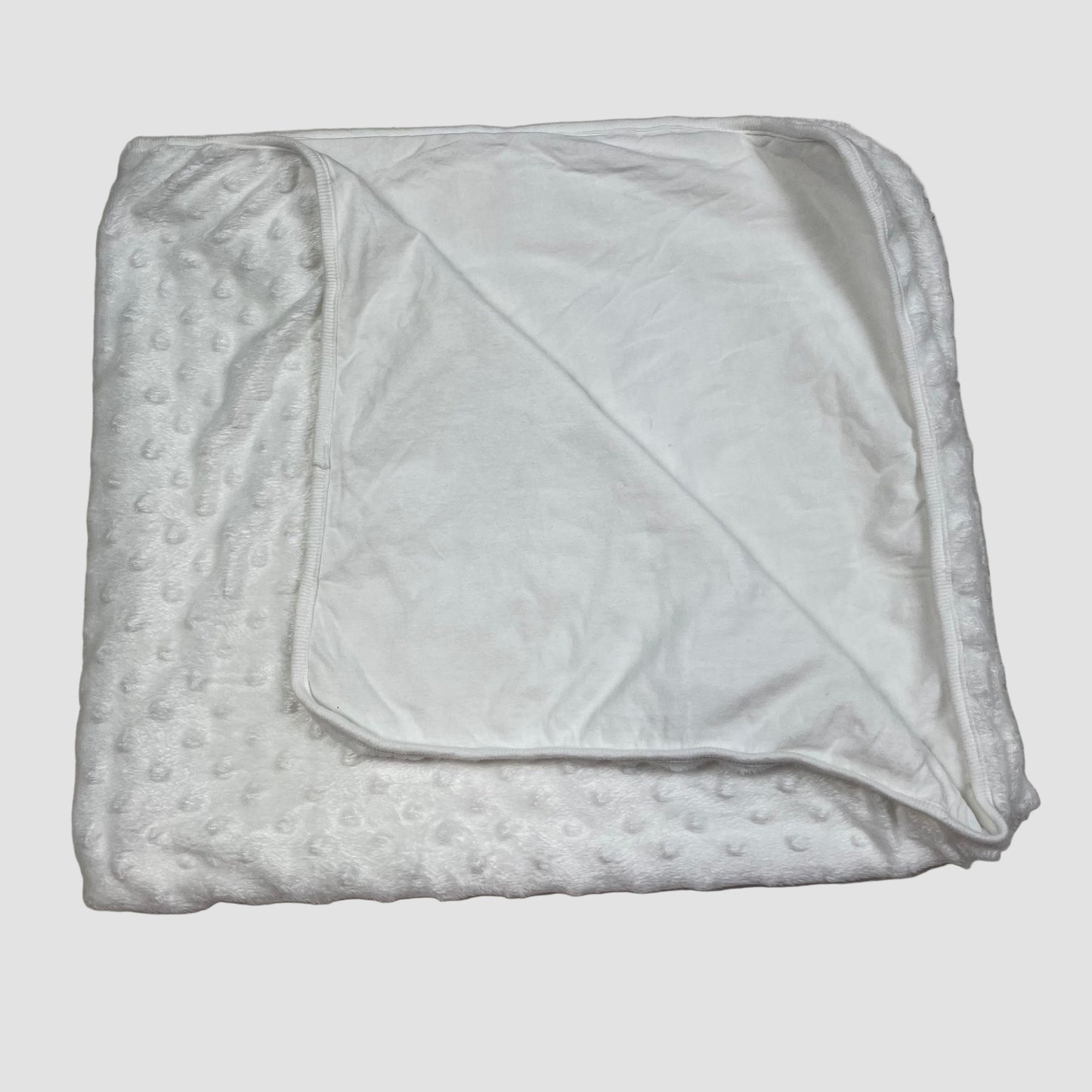 Weiße Minky-Babydecke von Tu mit Noppenstruktur und Jerseyfutter, ca. 75 x 85 cm. – front