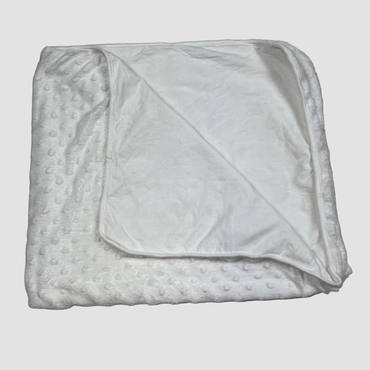 Weiße Minky-Babydecke von Tu mit Noppenstruktur und Jerseyfutter, ca. 75 x 85 cm. – front