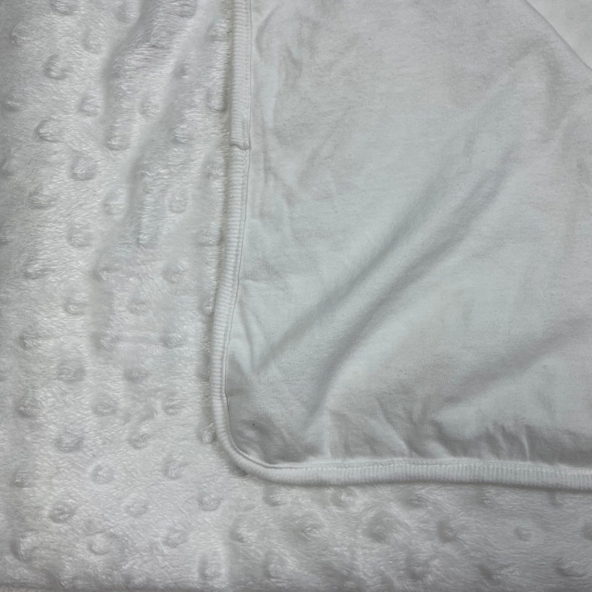 Weiße Minky-Babydecke von Tu mit Noppenstruktur und Jerseyfutter, ca. 75 x 85 cm. – detail