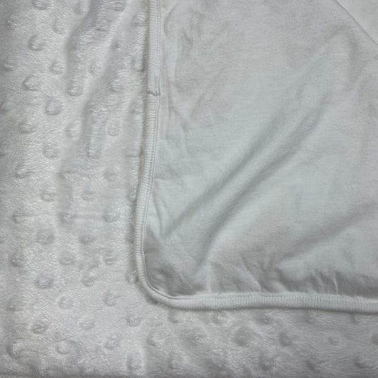 Weiße Minky-Babydecke von Tu mit Noppenstruktur und Jerseyfutter, ca. 75 x 85 cm. – detail