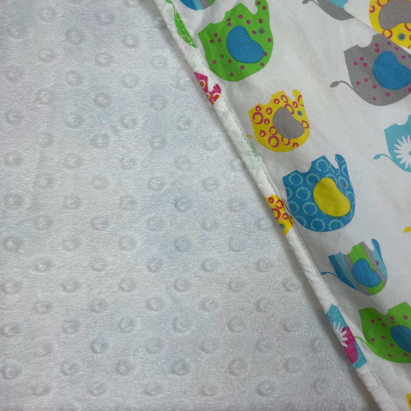 Baroo Babydecke mit buntem Elefantenmuster, Baumwolle außen und weicher Minky-Rückseite, ca. 69x93 cm – detail