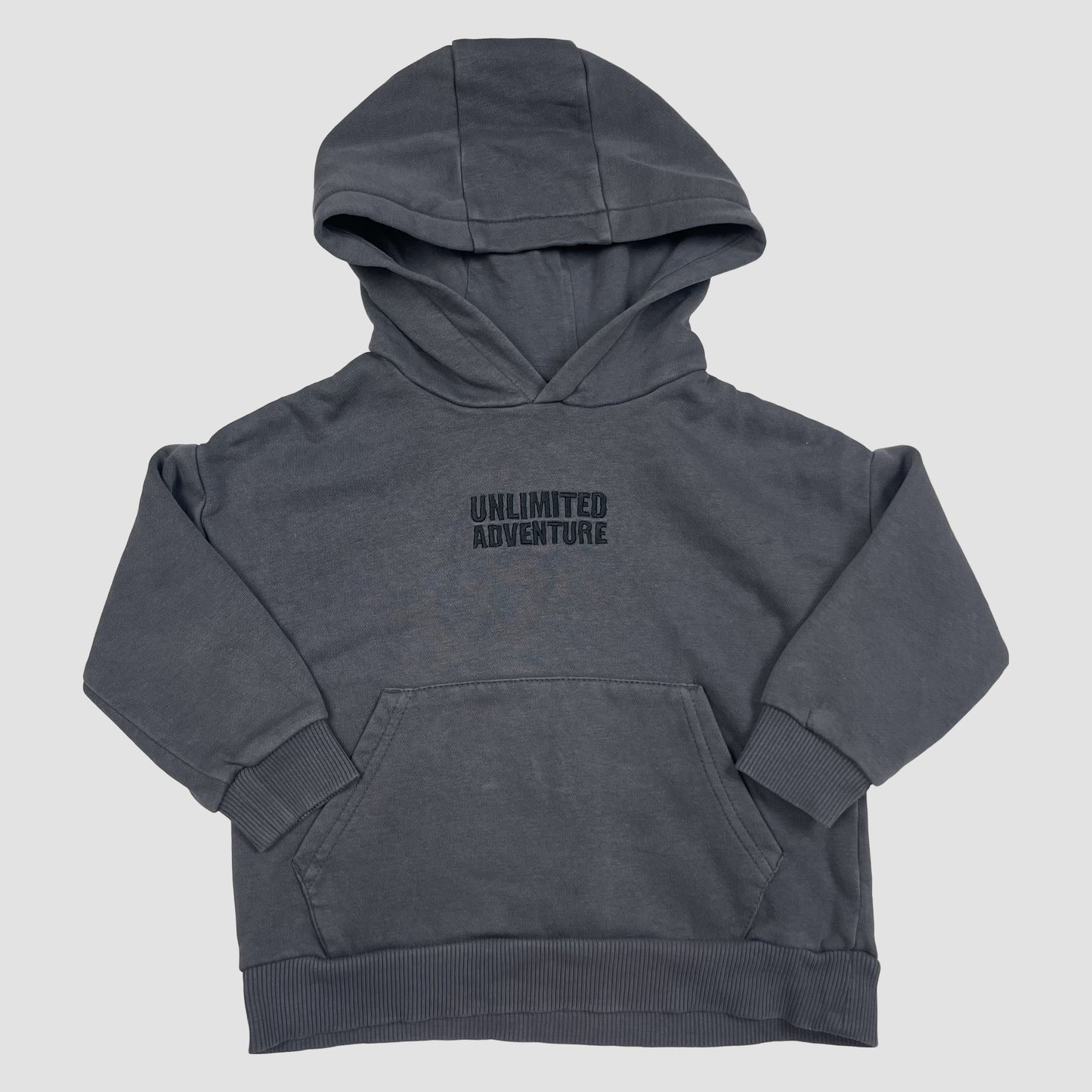 Grauer Kapuzenpullover mit Kängurutasche und „Unlimited Adventure“ Schriftzug, Größe 18–24 Monate – front