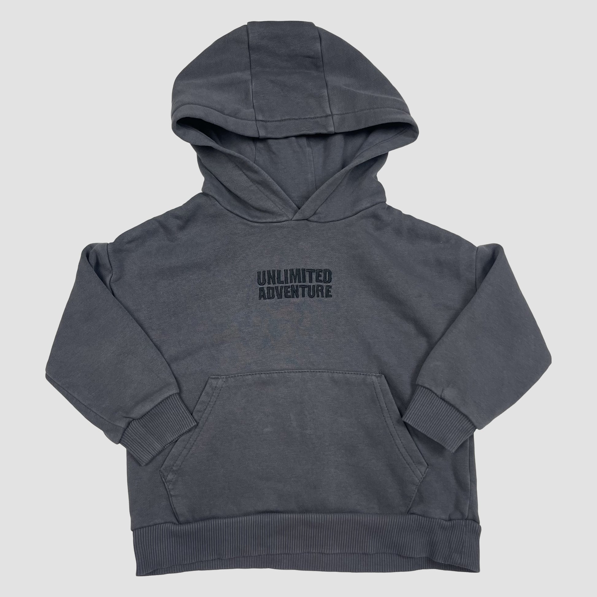 Grauer Kapuzenpullover mit Kängurutasche und „Unlimited Adventure“ Schriftzug, Größe 18–24 Monate – front