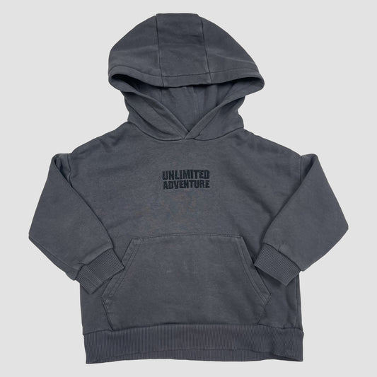Grauer Kapuzenpullover mit Kängurutasche und „Unlimited Adventure“ Schriftzug, Größe 18–24 Monate – front