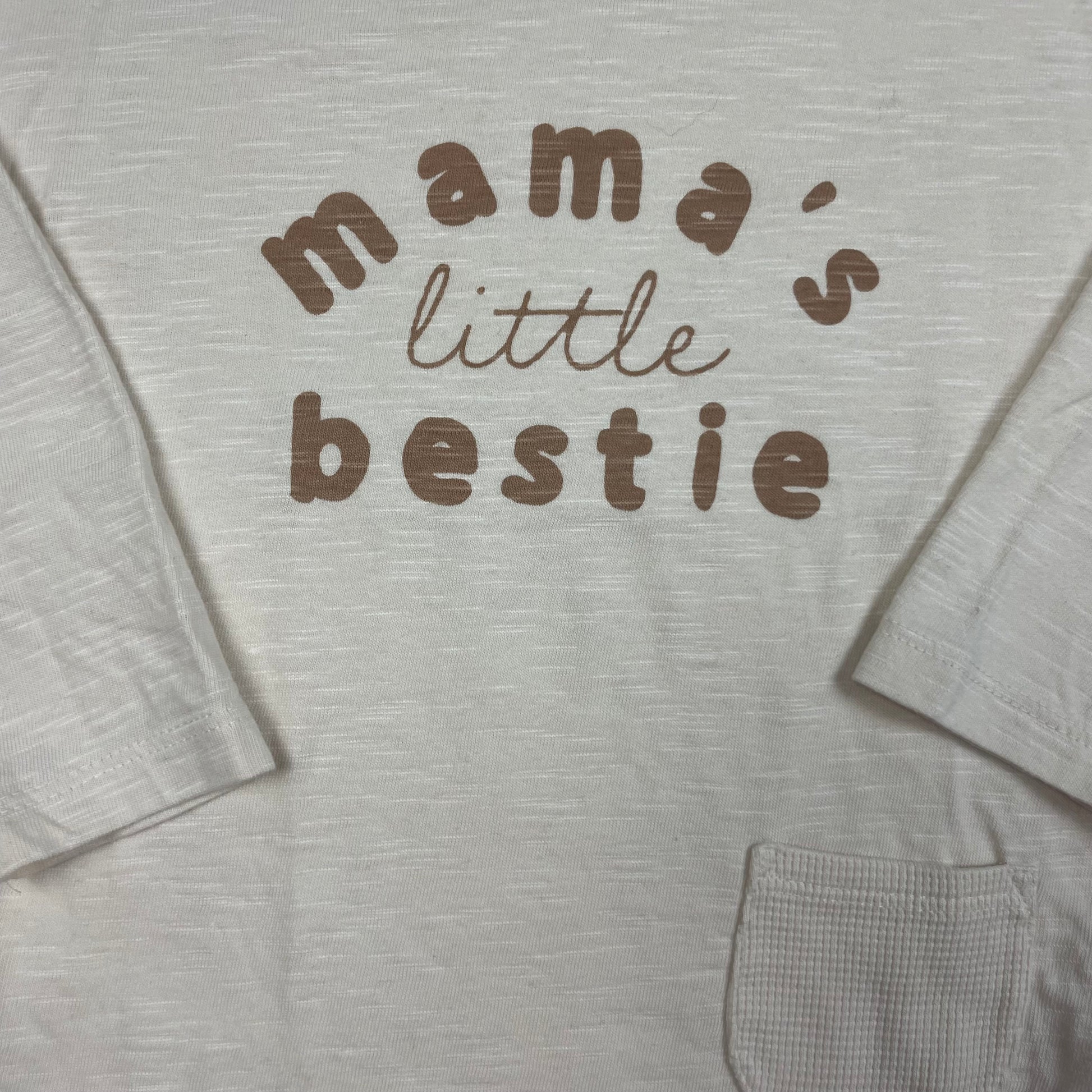 Beiges Langarmshirt aus Baumwolle von George mit Aufdruck „mama’s little bestie“, Größe 12–18 Monate (80–86 cm) – detail