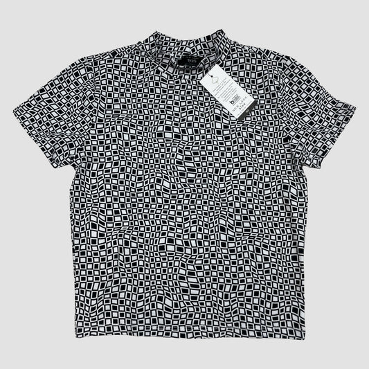 Schwarz-weißes T-Shirt von 915 mit geometrischem Muster, kurzer Ärmel und kleinem Stehkragen – front