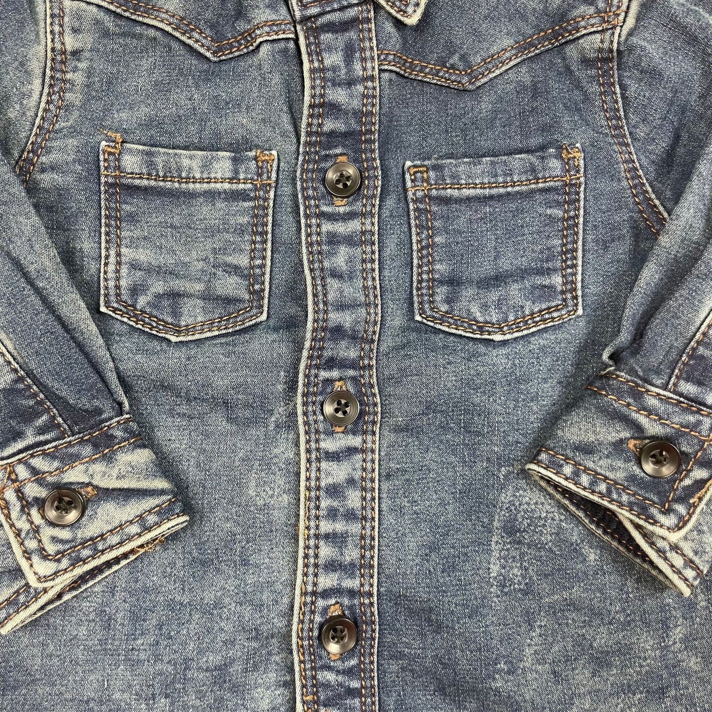 Jeanshemd für Babys in Blau von Denim Co., Größe 6–9 Monate – detail