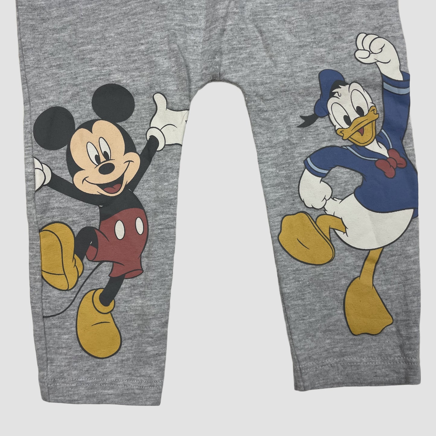 2er-Set Kinder-Leggings: graue Leggings mit Mickey und Donald, cremefarbene Leggings mit Allover-Mickey-Print – detail