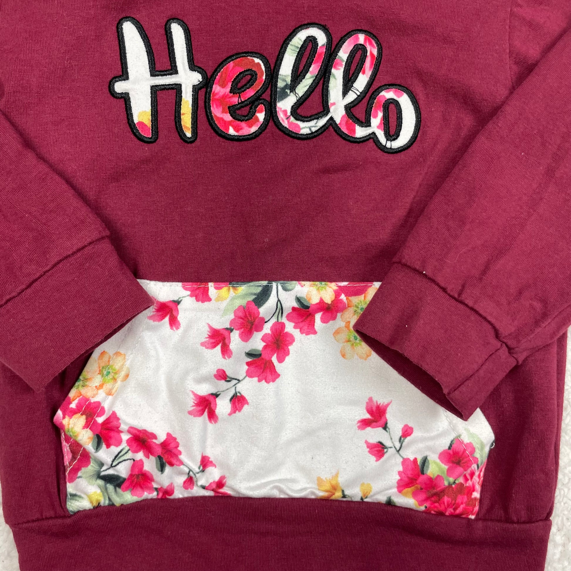 Bordeauxfarbener Kinder-Hoodie mit „Hello“-Schriftzug und Blumenfutter, Größe 80 – detail