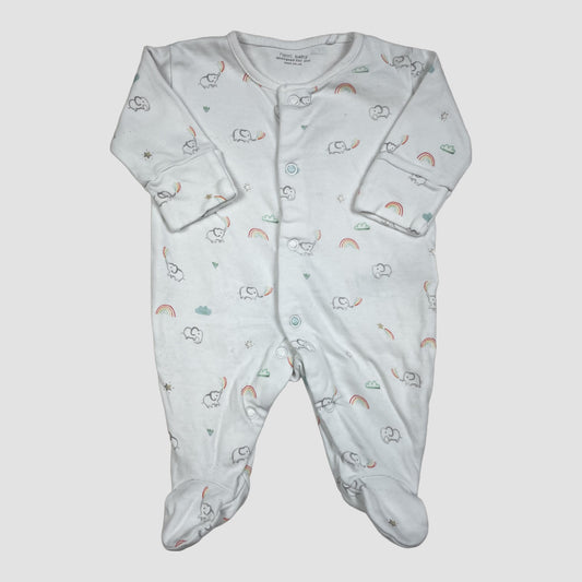 Weißer Baby-Schlafanzug von Next mit Elefanten und Regenbögen, Druckknöpfen und Füßchen, Größe First Size – front
