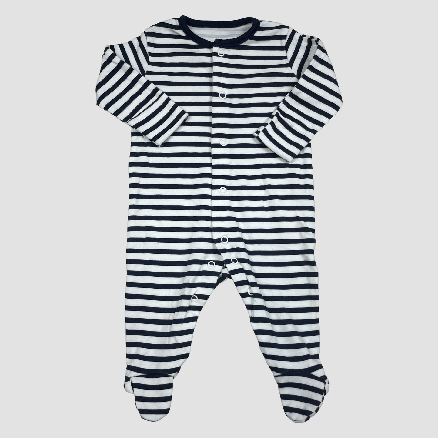 Dunkelblau-weiß gestreifter Baby-Schlafanzug mit Druckknöpfen und Füßchen von Matalan, Größe 0–3 Monate