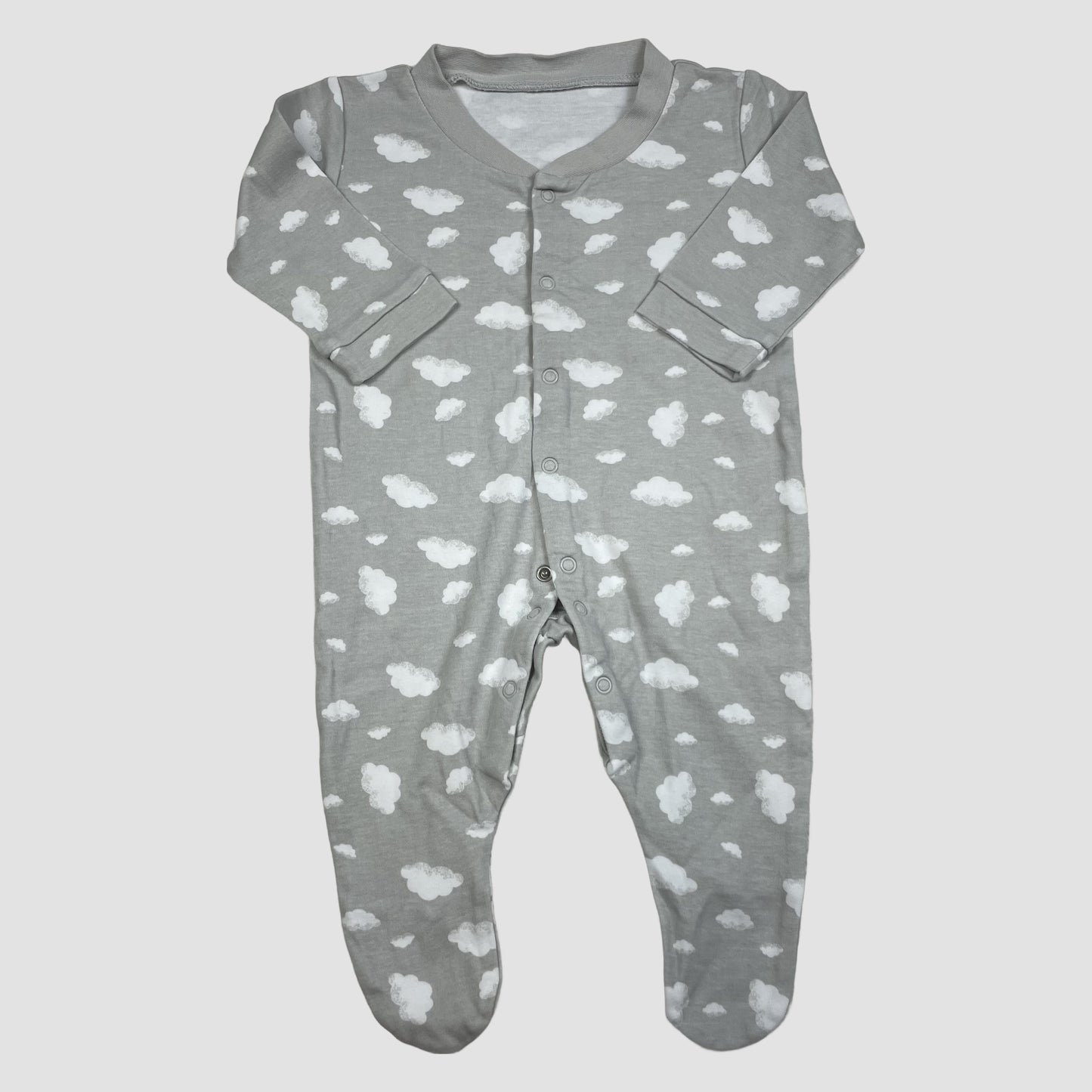 Grauer Baby-Schlafanzug mit weißen Wolken und Druckknöpfen, Größe 3–6 Monate