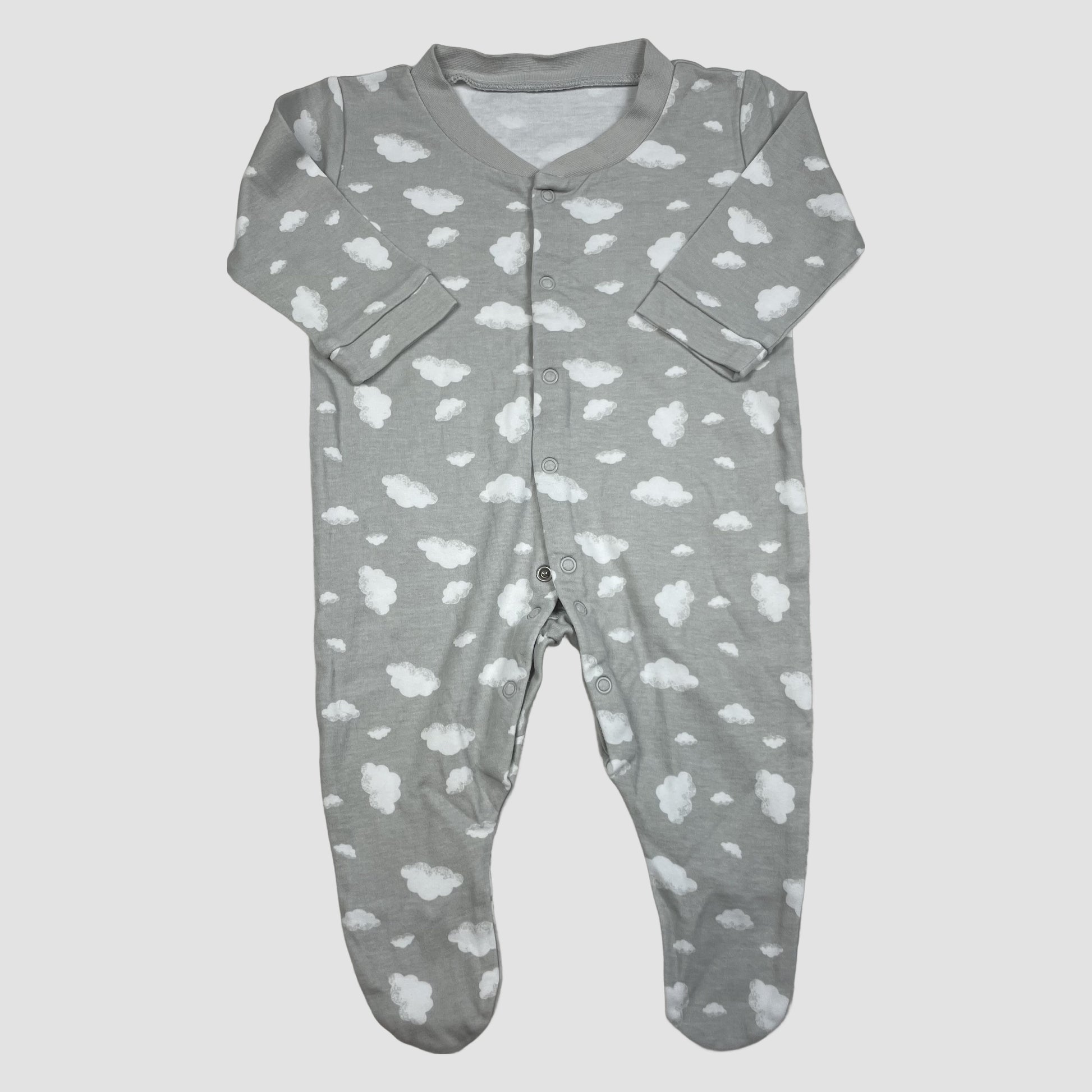 Grauer Baby-Schlafanzug mit weißen Wolken und Druckknöpfen, Größe 3–6 Monate