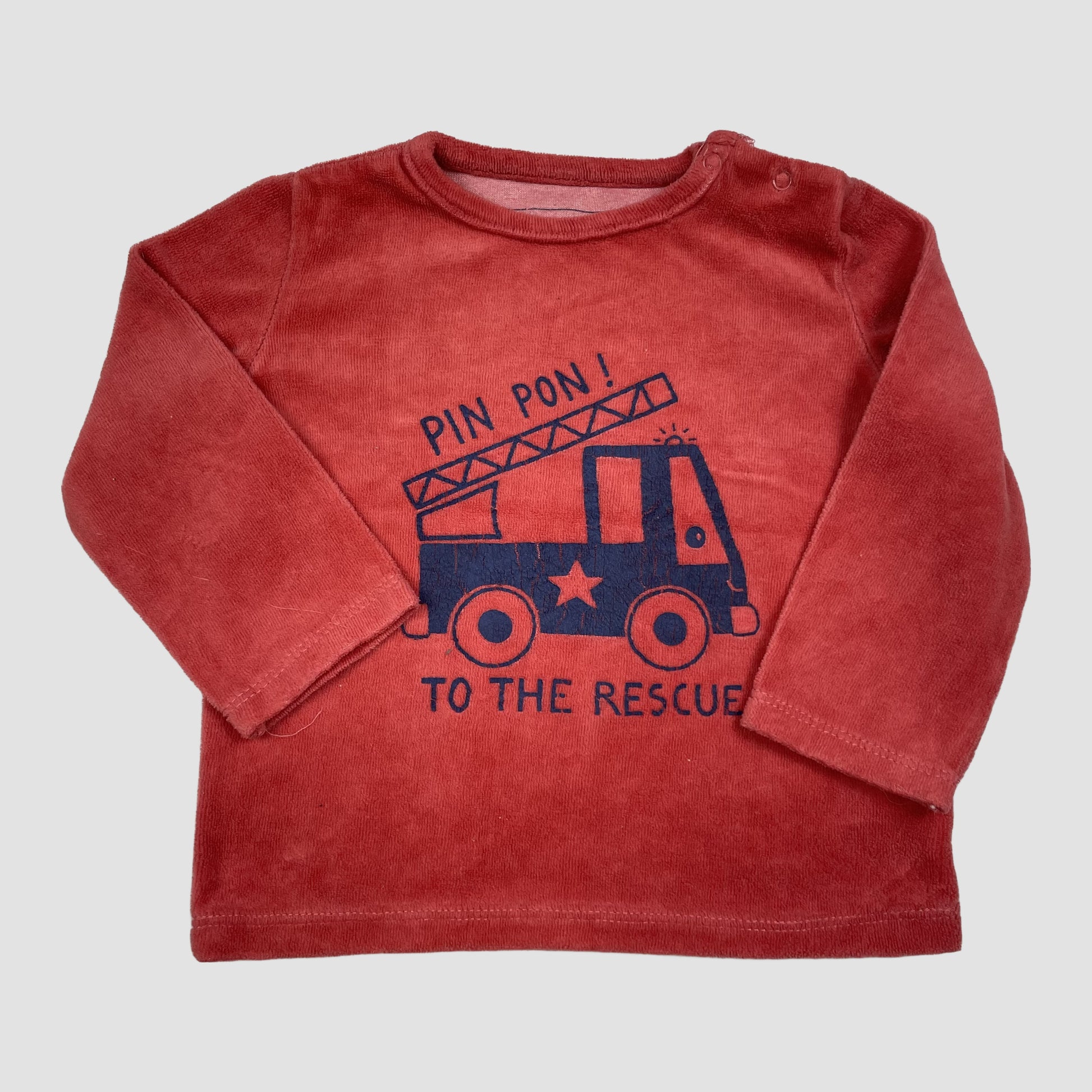Roter Baby-Pullover von In Extenso mit dunkelblauem Feuerwehrauto-Print und Schulter-Druckknöpfen, Größe 80. – front