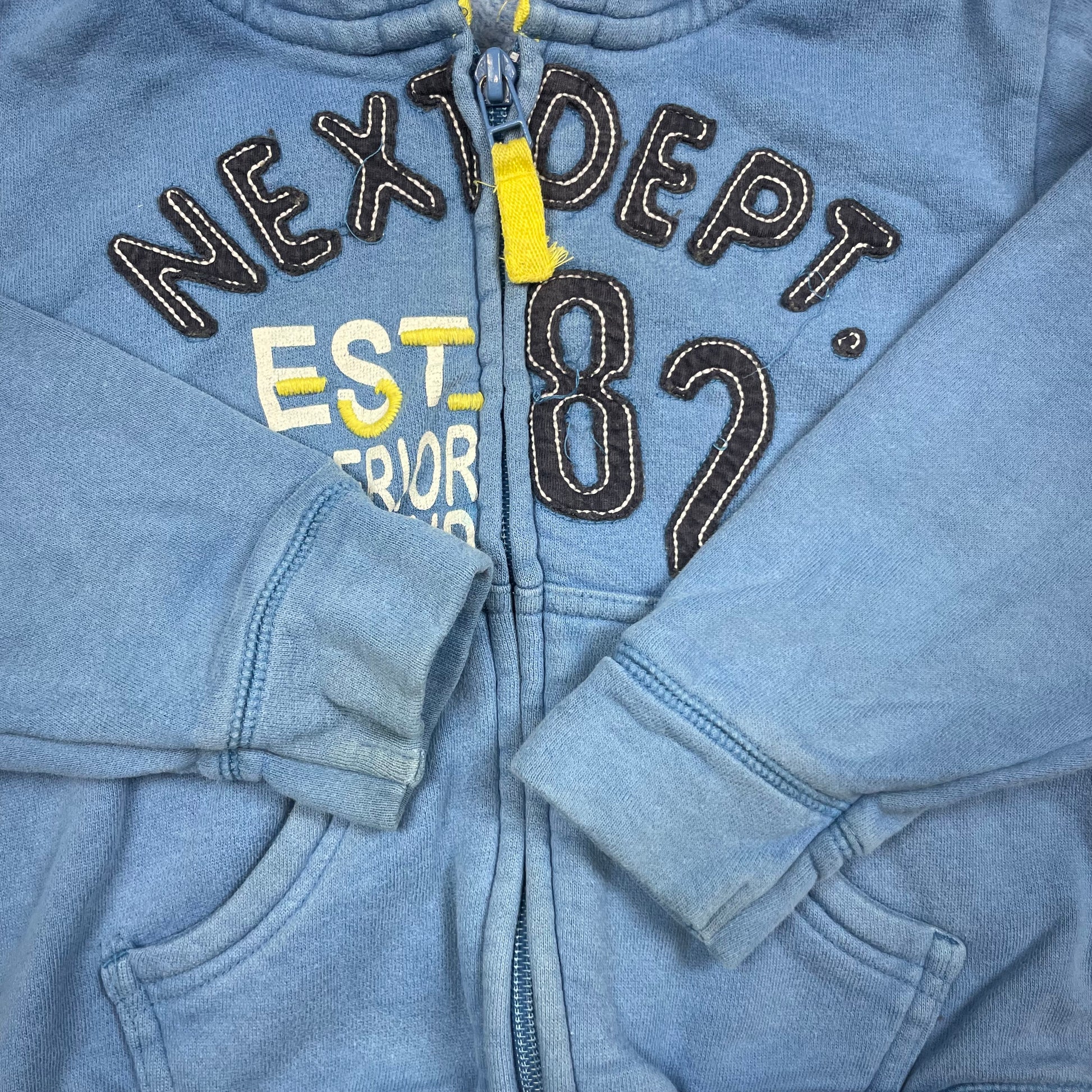 Blaue Next Kapuzenjacke aus Sweat mit Reißverschluss und Zahl 82 vorn, Größe 104 – detail