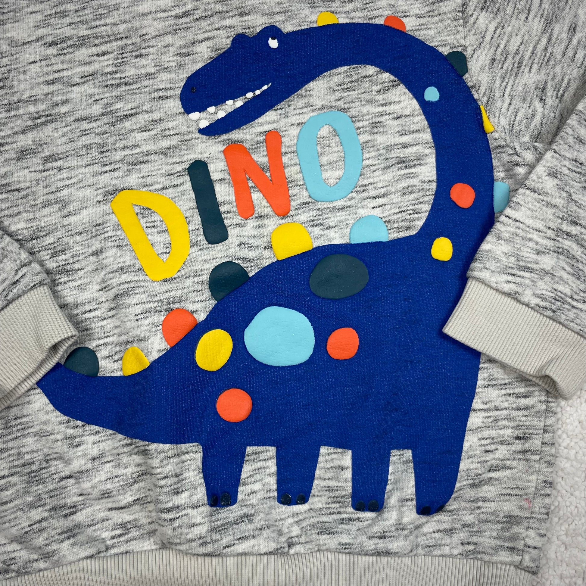 Graues F&F Sweatshirt mit großem blauem Dino-Print und bunten Punkten, Größe 3–4 Jahre – detail