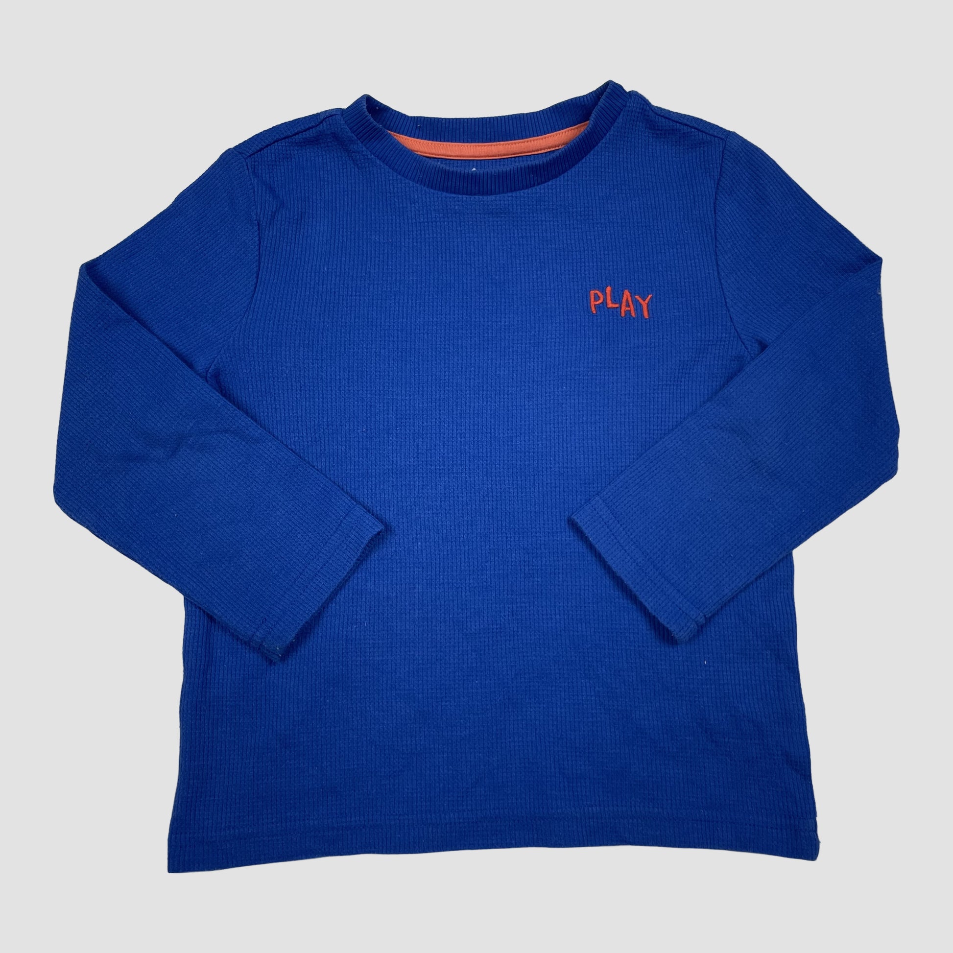 Blaues F&F Langarmshirt mit PLAY-Stickerei, Größe 3–4 Jahre (ca. 104) – front