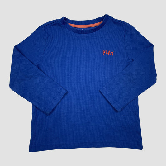 Blaues F&F Langarmshirt mit PLAY-Stickerei, Größe 3–4 Jahre (ca. 104) – front