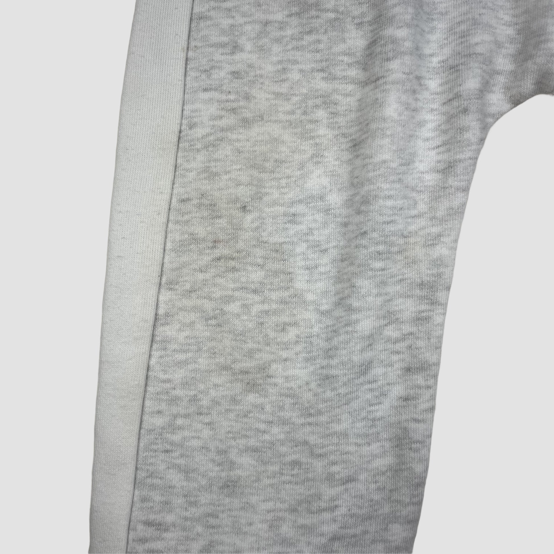 Graue Jogginghose mit weißen Seitenstreifen, Größe 18–23 Monate – label