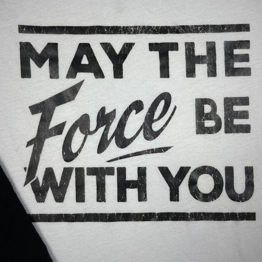 Schwarz-weißes Star Wars Raglan-T-Shirt mit Aufdruck „May the Force Be With You“ und 3/4-Raglanärmeln – detail