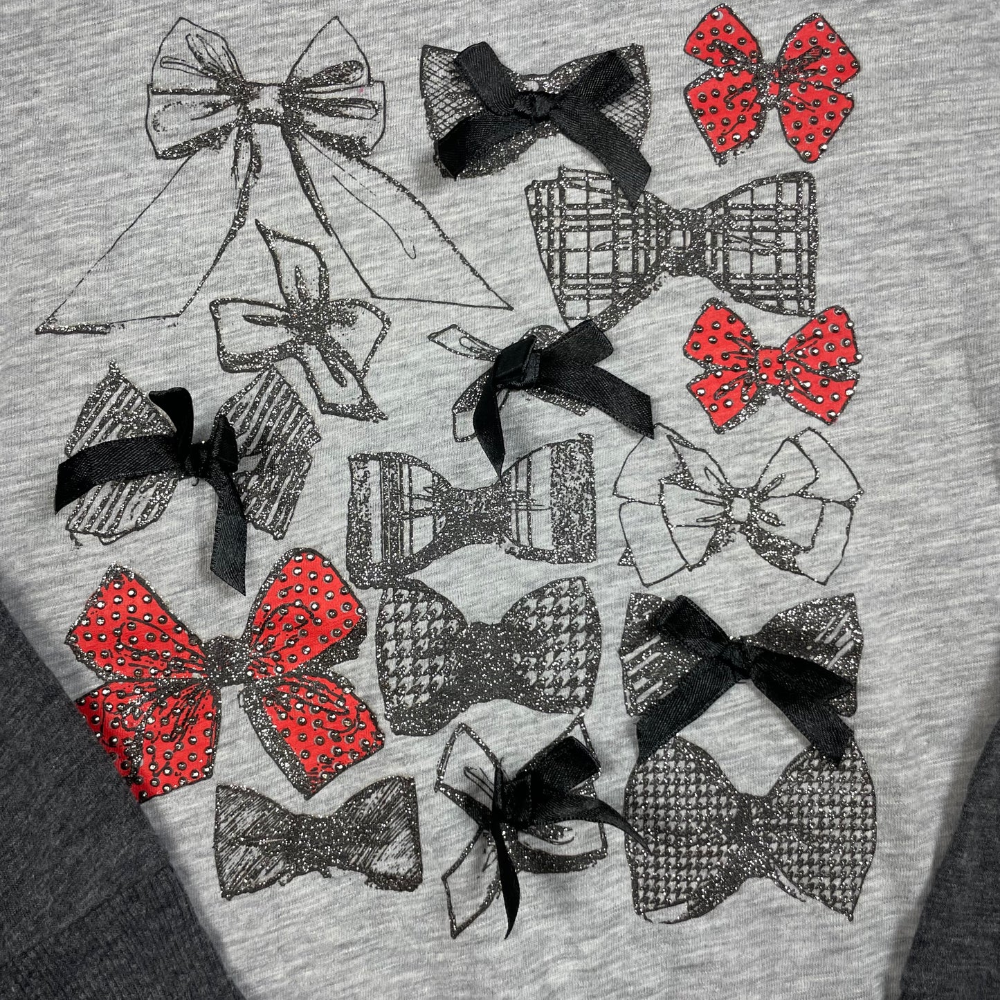 Grauer Cherokee-Pullover aus Sweat mit Schleifen-Print und 3D-Zierschleifen, Größe 9–10 Jahre. – detail