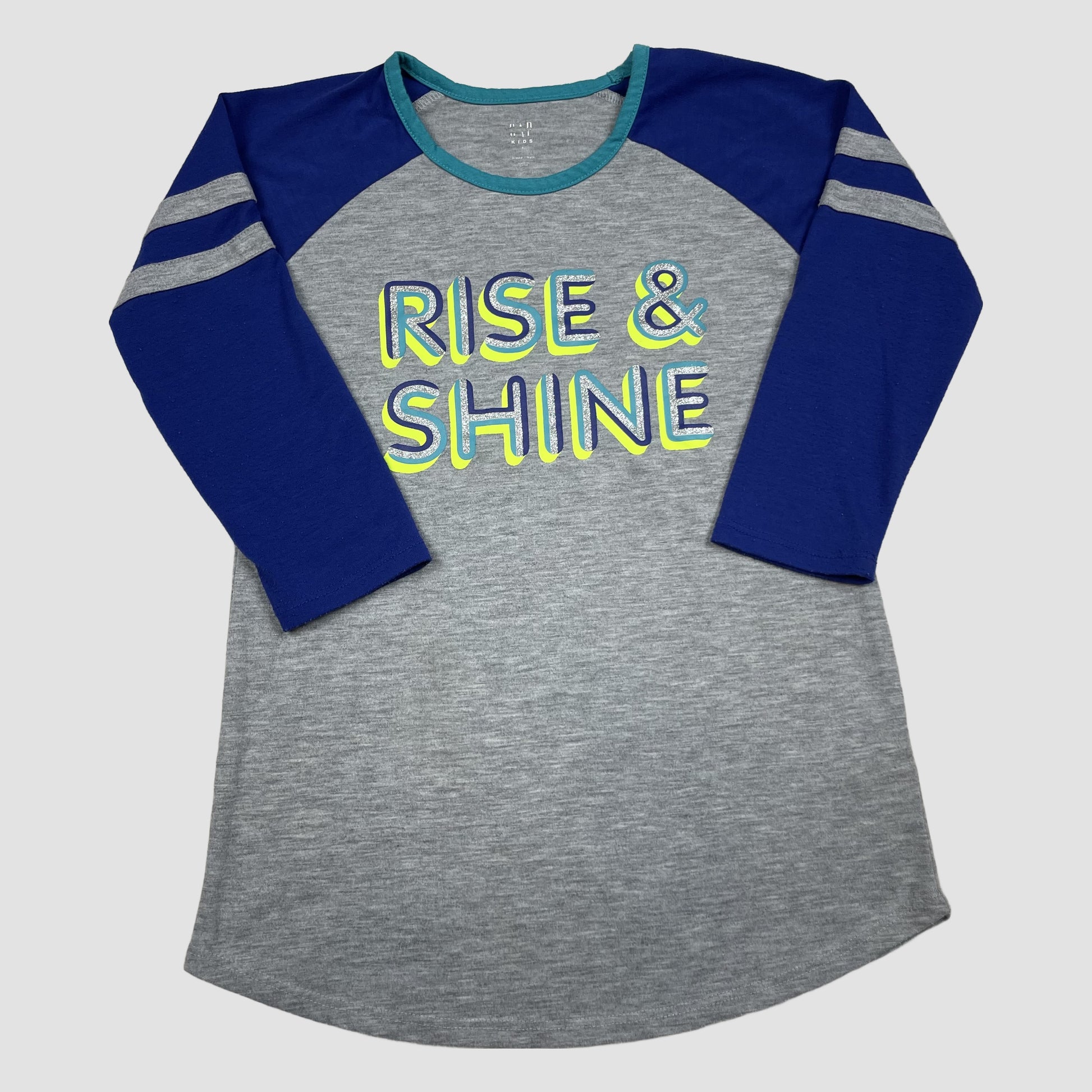 GAP Kids Schlafshirt grau mit blauen Ärmeln und Aufdruck „Rise & Shine“, Größe 4–5 Jahre – front