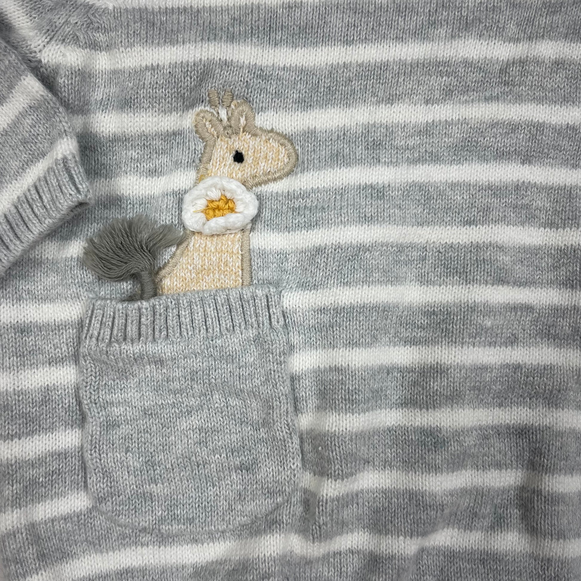 Graue gestreifte Baby-Strickjacke aus Baumwolle mit seitlicher Knopfleiste und Giraffen-Applikation, Größe bis 1 Monat – detail