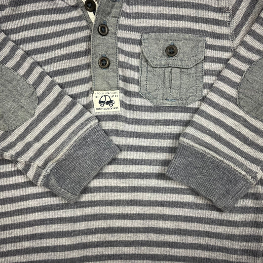 Grauer gestreifter Kapuzenpullover von Tu mit Knopfleiste und Brusttasche, Größe 80–86 (1–1½ Jahre) – detail