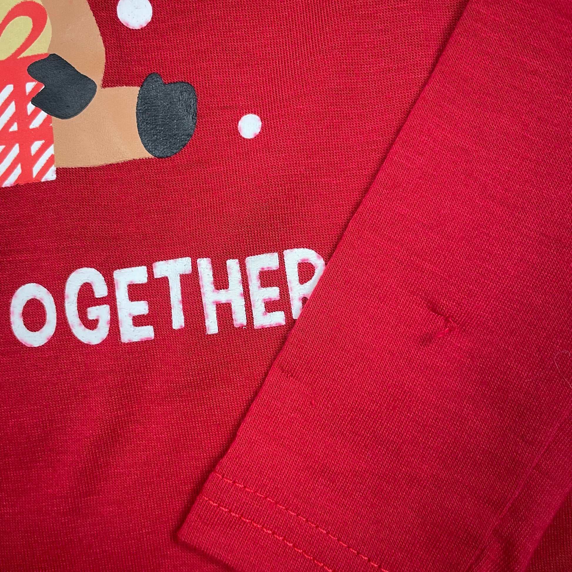 Rotes Kinder-Langarmshirt mit Rentier-Print und Schriftzug, Größe 10Y – detail