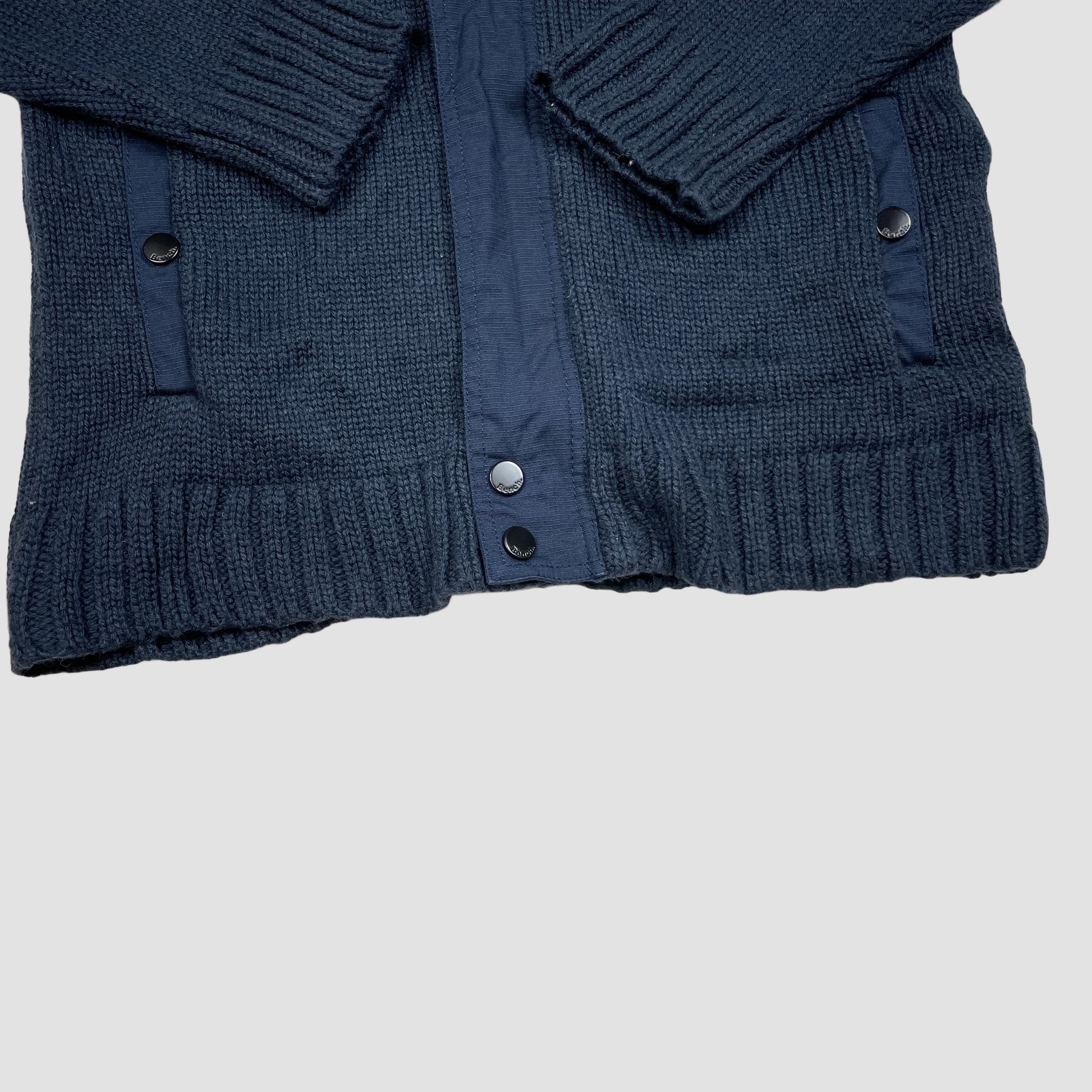 Dunkelblaue Bench Strickjacke, 9–10 Jahre detail