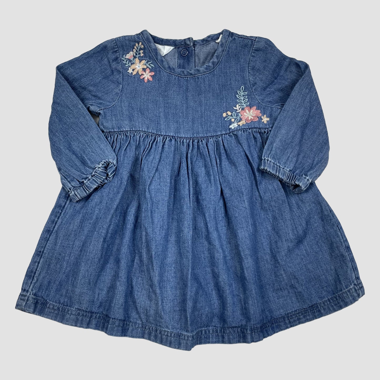 Blaues Denim-Kleid mit integrierter Body-Partie und Blumenstickerei von M&Co, Größe 0–3 Monate – front