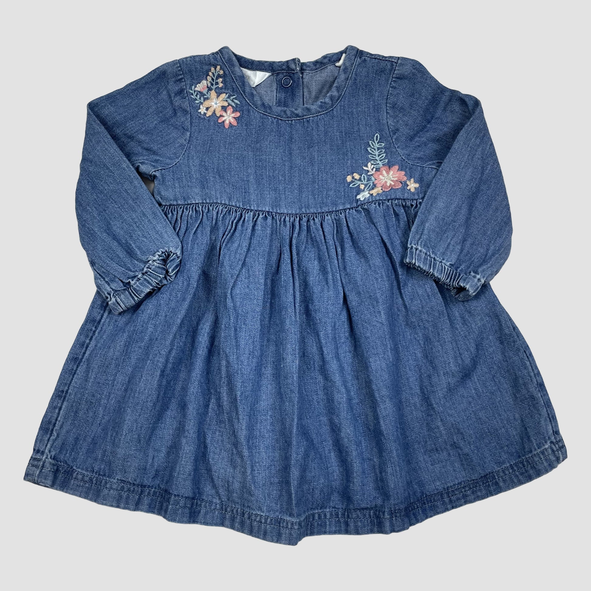 Blaues Denim-Kleid mit integrierter Body-Partie und Blumenstickerei von M&Co, Größe 0–3 Monate – front
