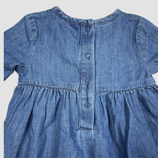 Blaues Denim-Kleid mit integrierter Body-Partie und Blumenstickerei von M&Co, Größe 0–3 Monate – back