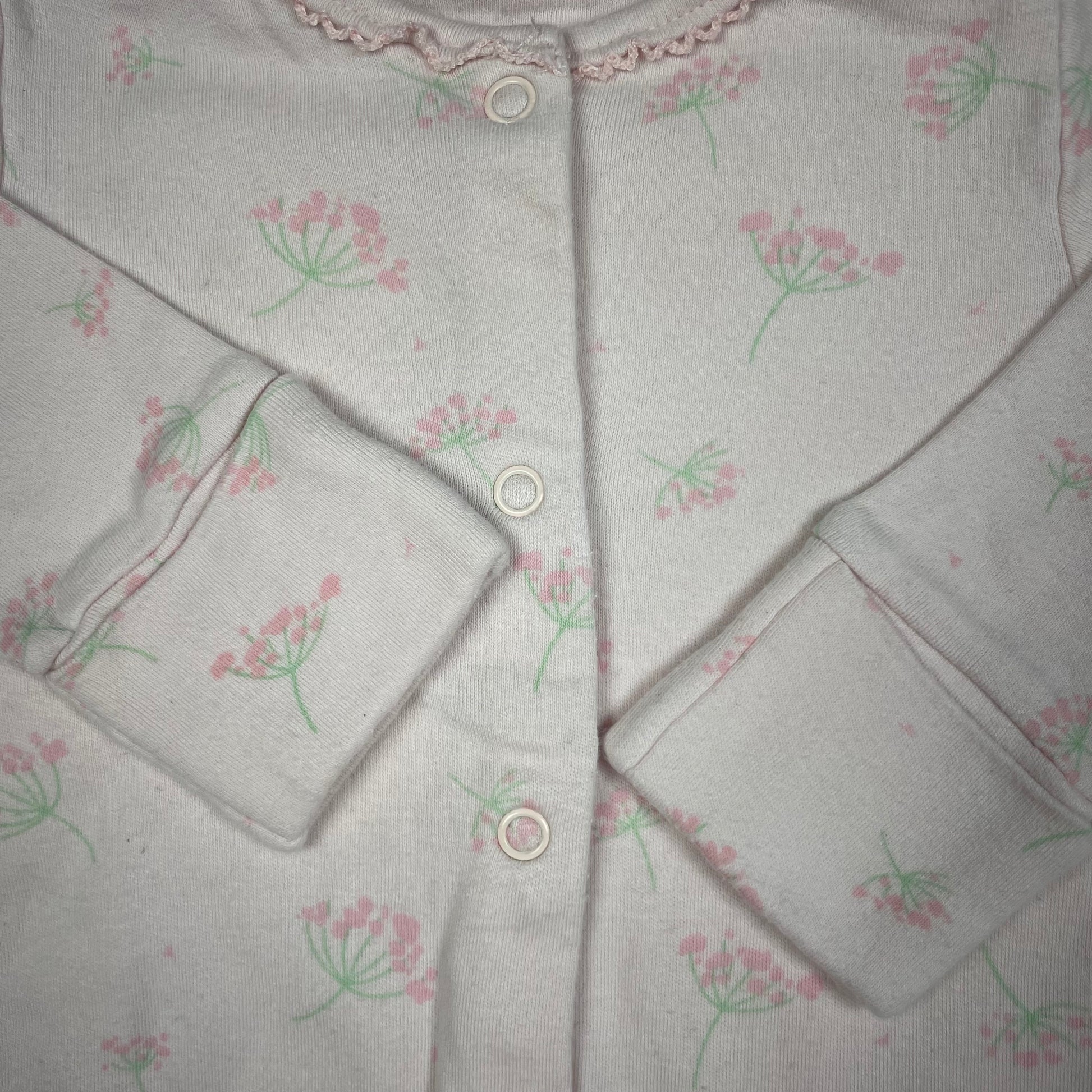 Rosa Baumwoll-Schlafanzug mit Blumenmuster, Füßchen und Druckknöpfen, Größe 1–3 Monate – detail