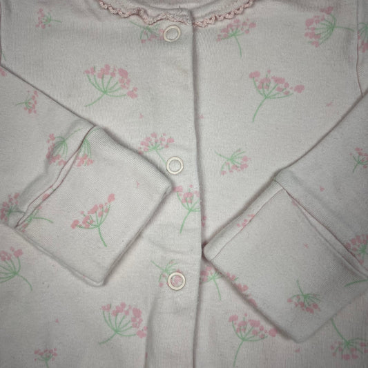 Rosa Baumwoll-Schlafanzug mit Blumenmuster, Füßchen und Druckknöpfen, Größe 1–3 Monate – detail