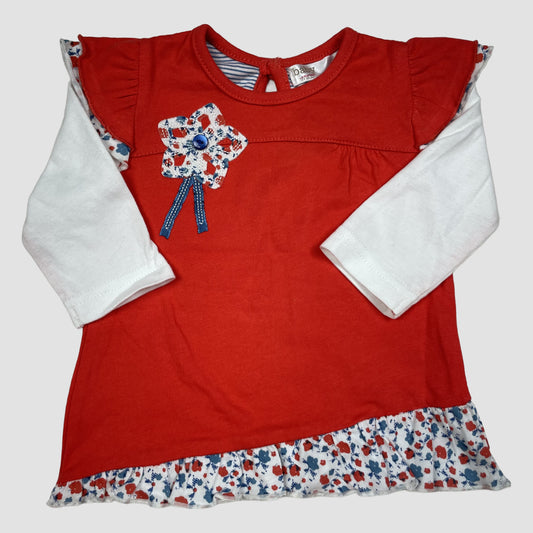 Rotes Baby-Kleid von M&Co mit weißen langen Ärmeln, Blumenapplikation und Rüschen-Saum – front