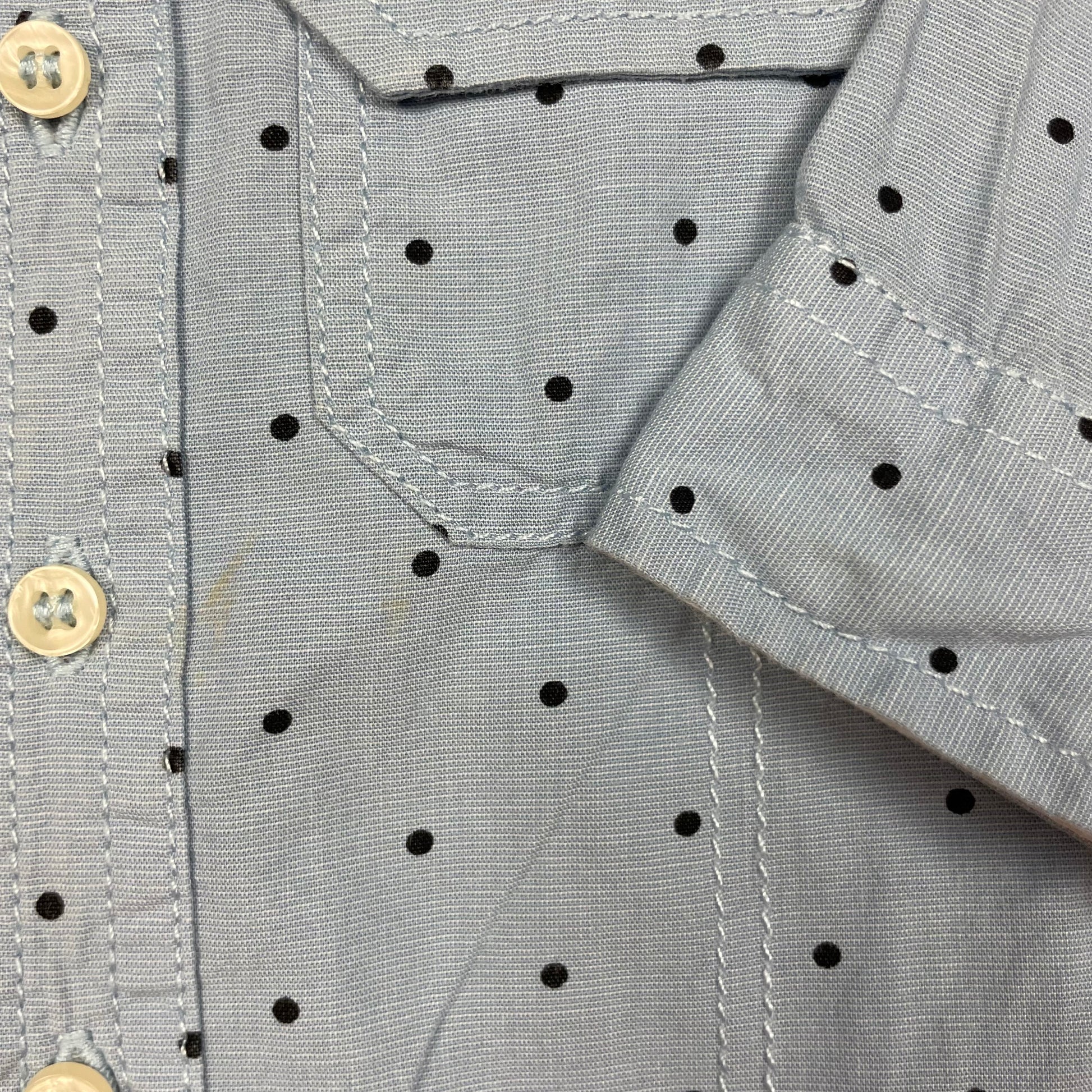 Hellblaues gepunktetes Babyhemd mit langen Ärmeln und Brusttasche – detail