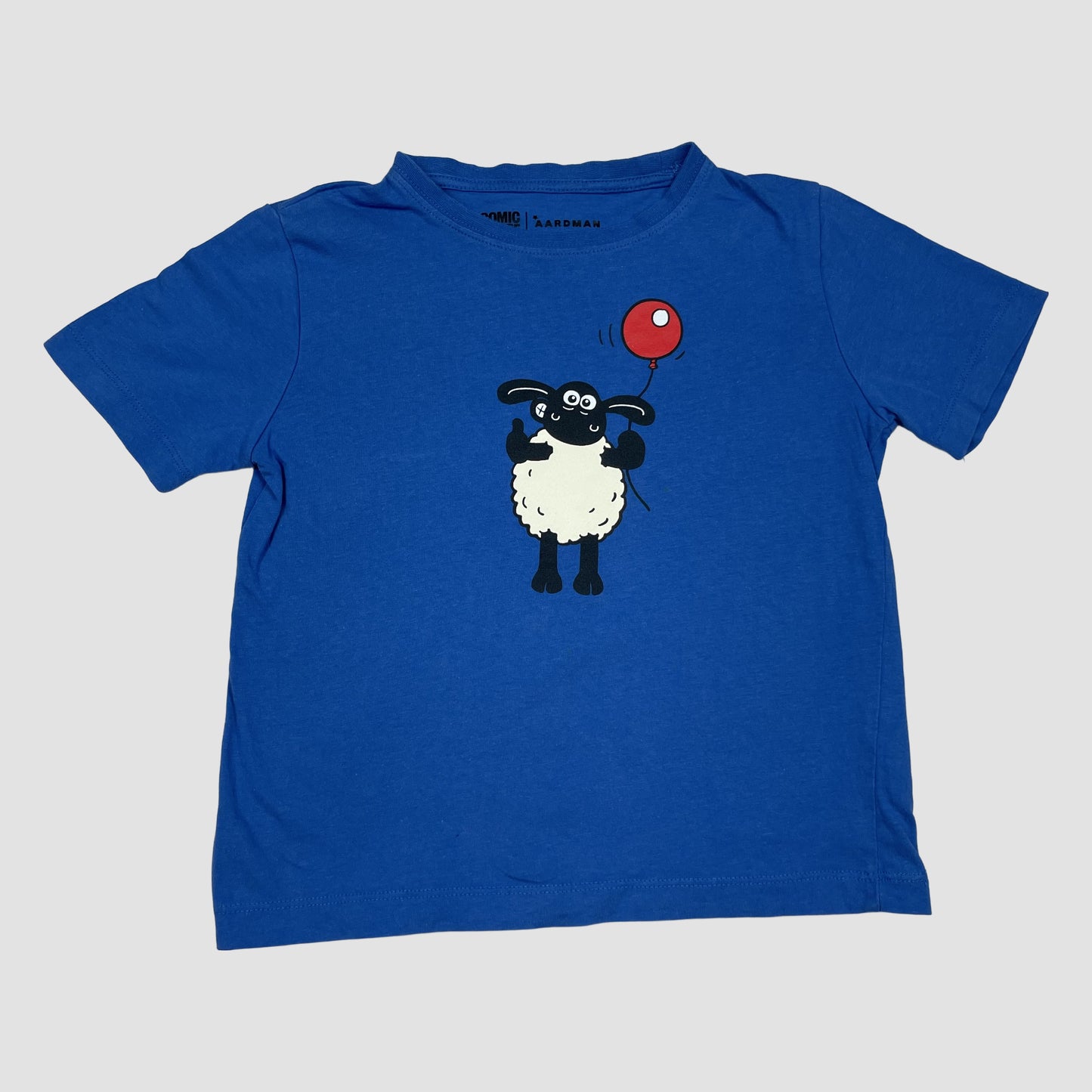 Blaues Kinder-T-Shirt mit Shaun das Schaf und rotem Ballon – front