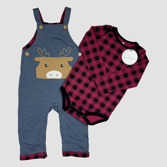 Set aus blaugrauer Latzhose mit Elchapplikation und rot-schwarzem kariertem Langarmbody – front