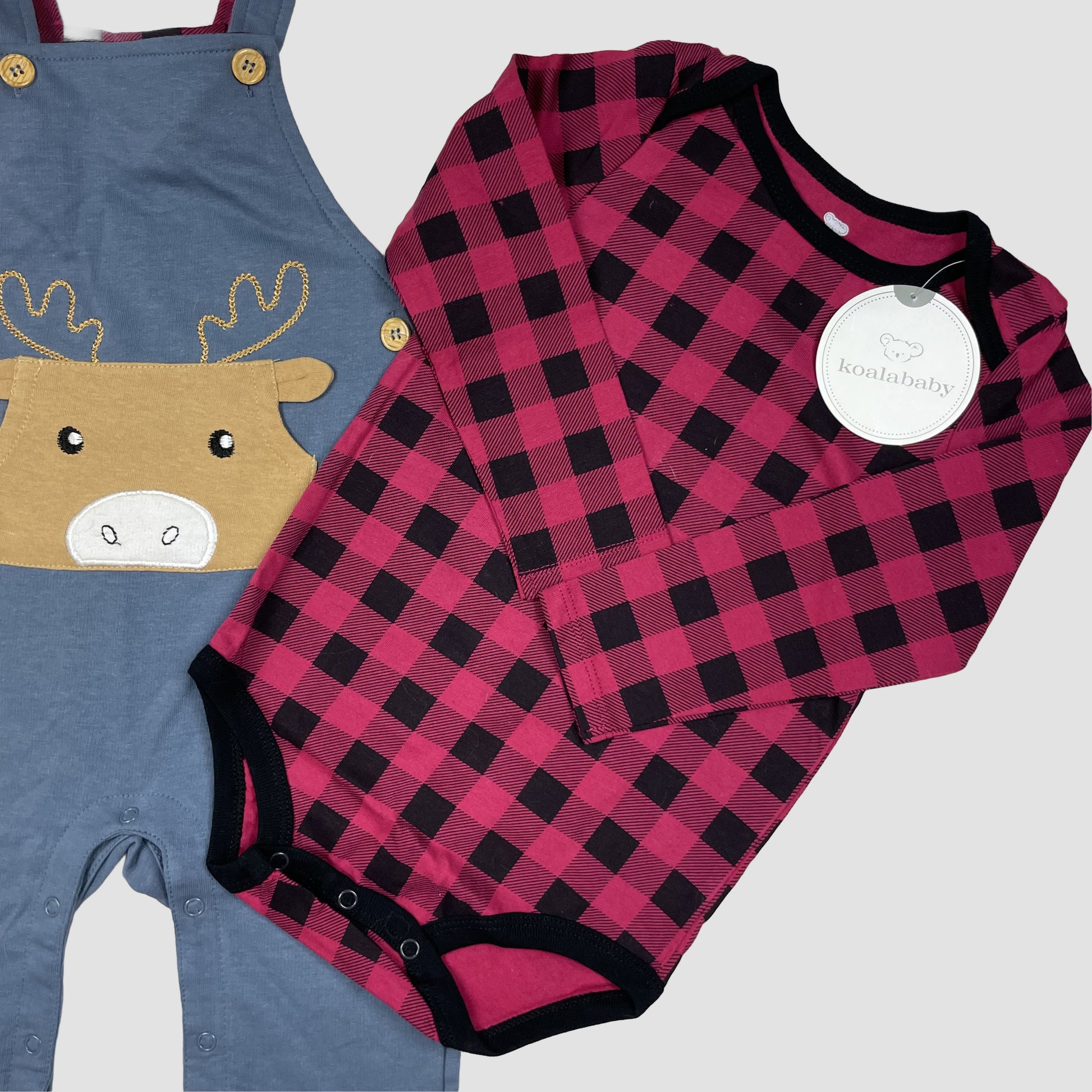 Set aus blaugrauer Latzhose mit Elchapplikation und rot-schwarzem kariertem Langarmbody – logo