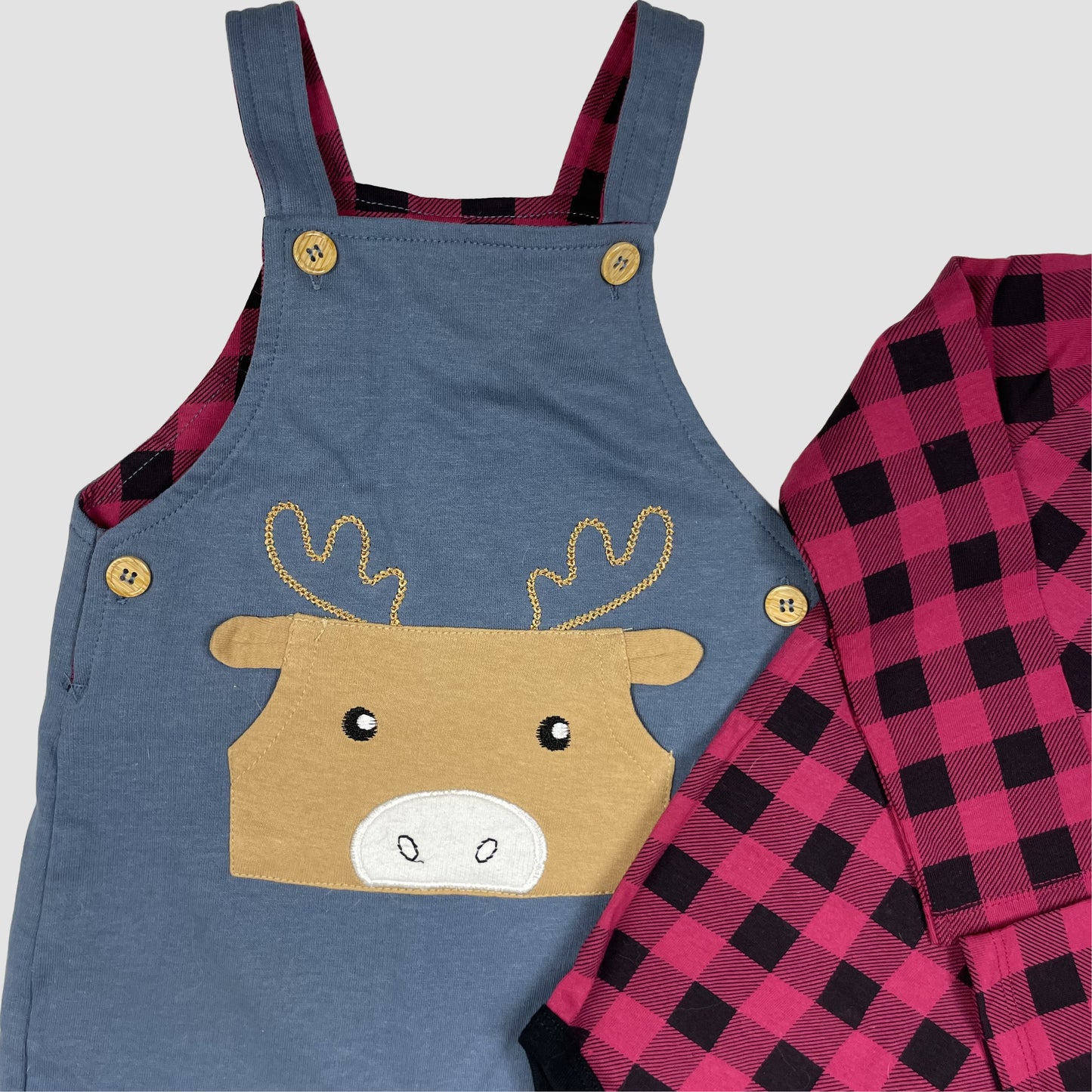 Set aus blaugrauer Latzhose mit Elchapplikation und rot-schwarzem kariertem Langarmbody – logo