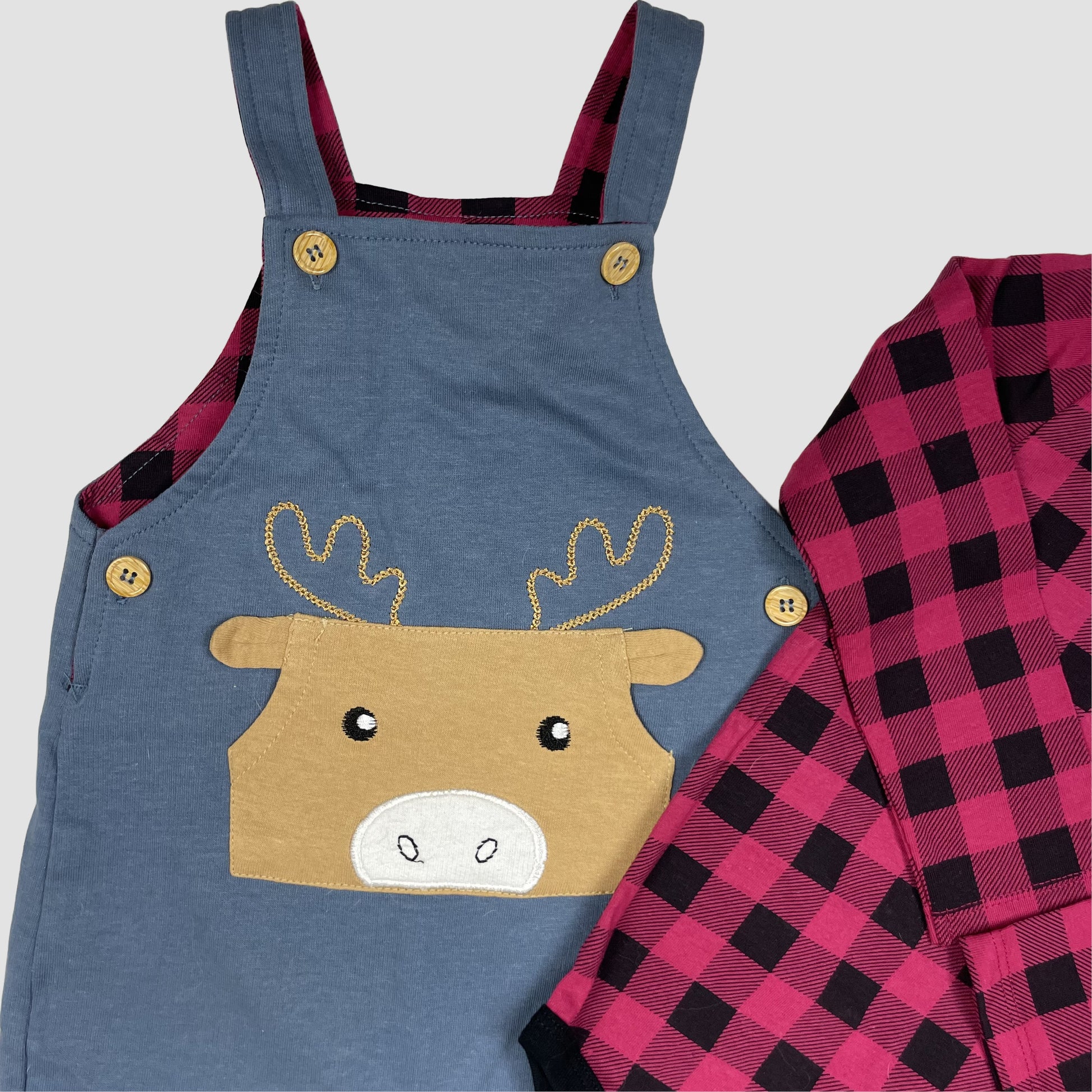 Set aus blaugrauer Latzhose mit Elchapplikation und rot-schwarzem kariertem Langarmbody – logo